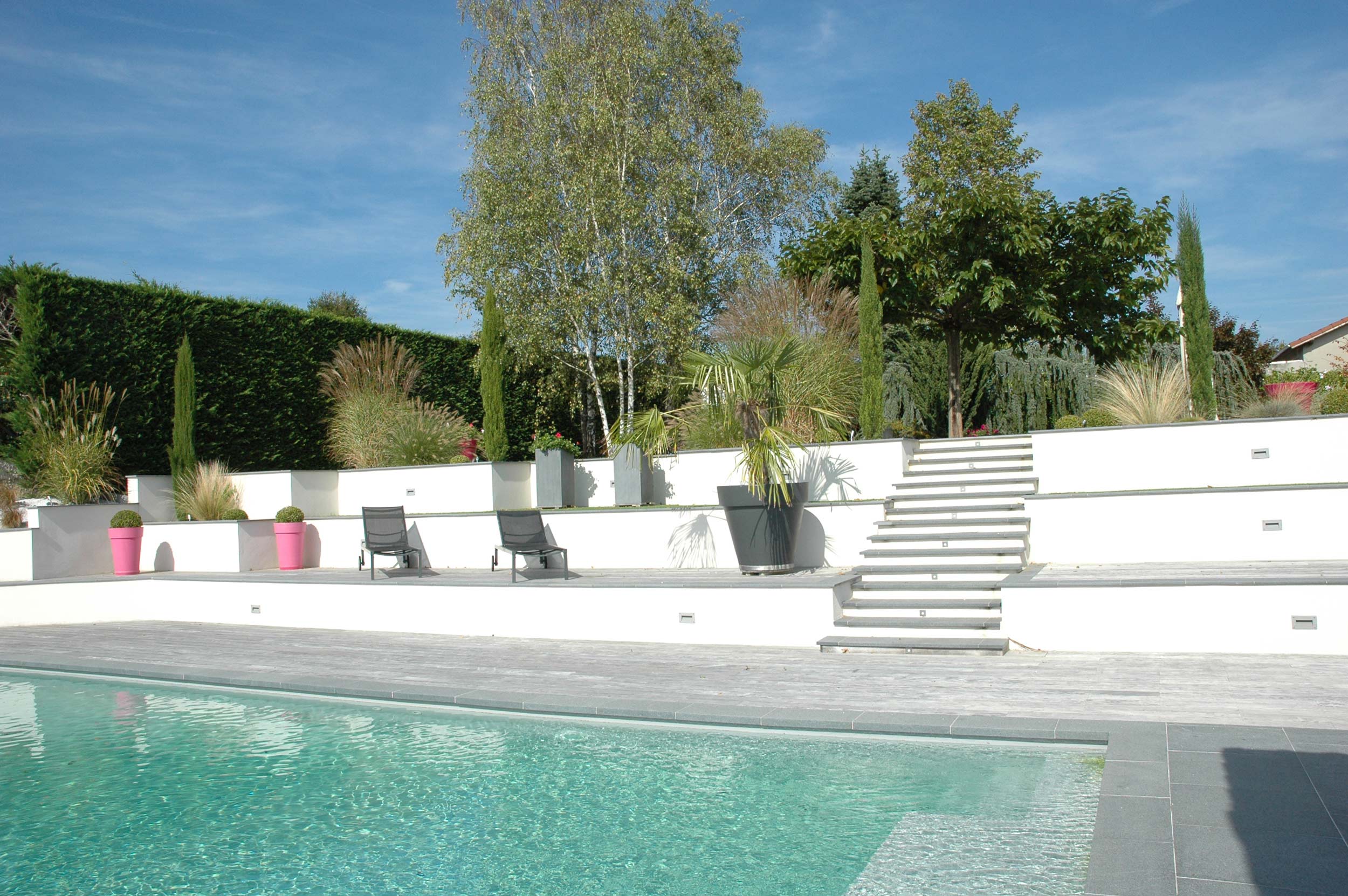 paysagiste, rhône alpes, suisse, ain, ardeche, drôme, isere, loire, savoie, haute savoie, lyon, privas, valence, grenoble, etienne; bourd en bresse, chambery, annecy, architecture paysagerepiscines, bassin, jardin, aménagement paysager, palissade, clôture, marche, création minérale, création végétale, cascade, bassin, eau, fontaine, escalier, préparation du sol, terrassement, fraisage, création de pelouse naturelle, pose de gazon en rouleaux, aménagement de jardin, plantation d'arbre, plantation de fleurs, création de massif